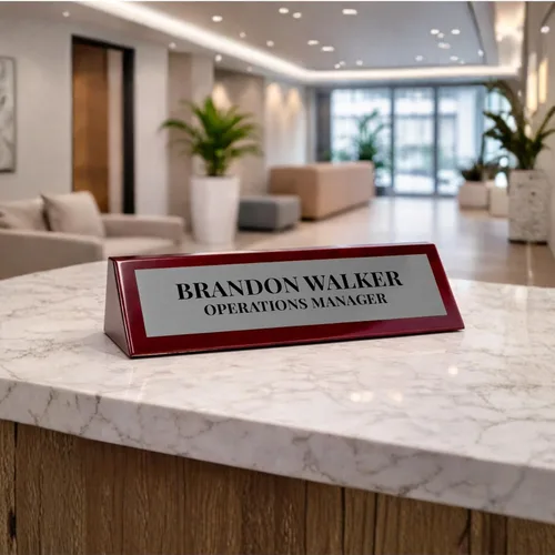 Vista 8 de Placa de nombre de escritorio de palisandro brillante personalizada, 2 x 8