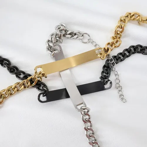 Vista 4 de Pulsera Grabada Personalizada con Escritura a Mano Personalizada o Texto Mecanografiado Pulsera de Cadena Bordillo de Acero Inoxidable en Acabado
