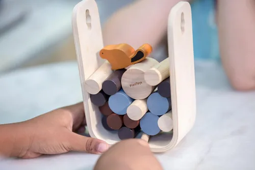 Vista 6 de PlanToys Timber Tumble - Juego de equilibrio y estrategia de madera para niños a partir de 3 años Juguete educativo Montessori para habilidades