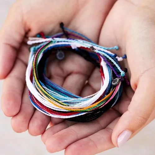 Vista 4 de Pura Vida Paquete de pulseras de la amistad, juego de 10 pulseras apilables para mujer, pulseras hechas a mano y pulseras bonitas, accesorios