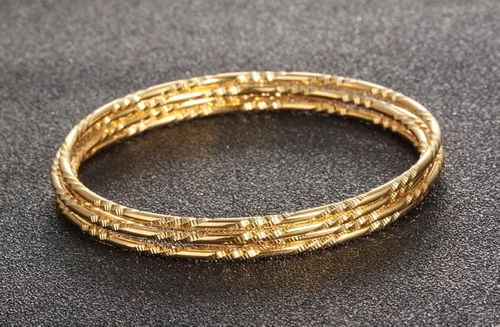 Vista 7 de Juego de 4 pulseras redondas de acero inoxidable con textura múltiple de tono dorado para mujeres y niñas Acero inoxidable