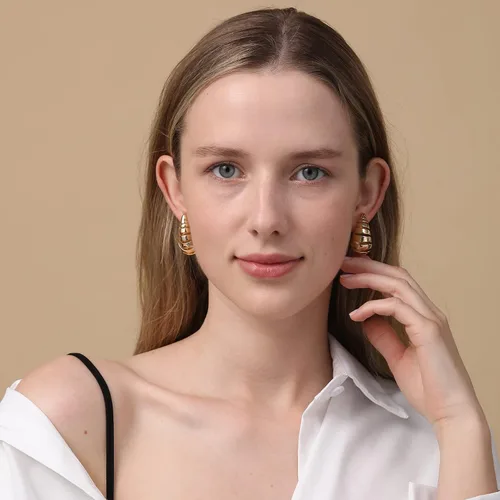Vista 2 de Apsvo Aretes de gota en espiral gruesos de oro, aretes colgantes ligeros, aretes de lágrima de moda, hipoalergénicos, chapados en oro, joyería