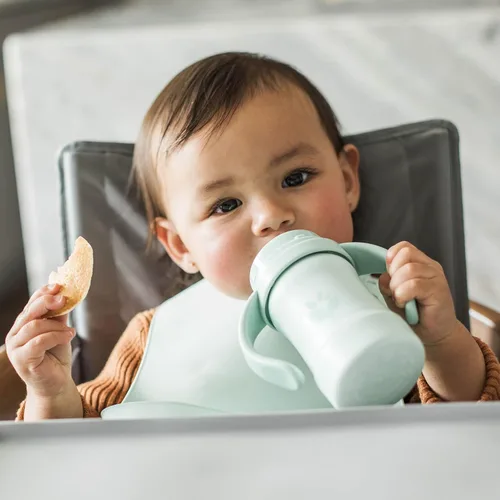 Vista 4 de Green Sprouts® Sprout Ware® Sip & Straw 6oz, 6mo+, plástico vegetal, silicona curada con platino, apto para lavavajillas, crece con el bebé, probado