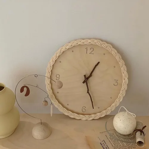 Vista 2 de Garneck Reloj de pared colgante de ratán, reloj silencioso de madera, reloj silencioso para sala de estar, reloj montado en la pared, reloj colgante