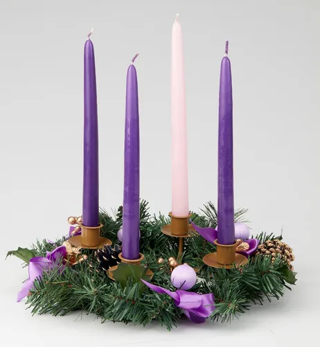 Vista 2 de Juego de velas de Adviento navideño (set de 4) - Fabricado en EE. UU. - Velas cónicas de cera de 10 pulgadas - 3 velas moradas y 1 vela rosa