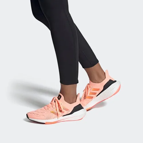 Vista 3 de adidas Tenis de correr Ultraboost 22 para mujer