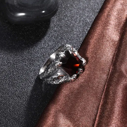 Vista 2 de Somen, anillo de acero inoxidable de hombre estilo gótico, con diseño de garra de dragón con piedra roja