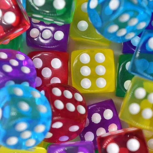 Vista 5 de Paquete de 50 dados de 6 lados de 14 mm de colores translúcidos, con bolsa negra para juego de mesa