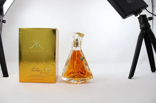 Vista 5 de Kim Kardashian Pure Honey Eau de Parfum Spray para mujer, 3.4 onzas