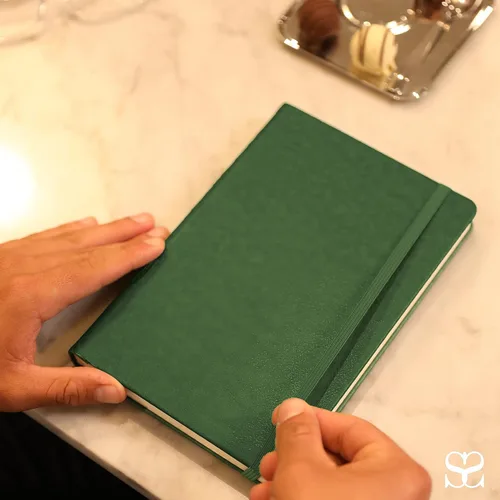 Vista 2 de SETTINI Cuaderno de diario para escribir, cuaderno de tapa dura de cuero vegano – Bucle para bolígrafo, bolsillos traseros y diseño plano, 120 GSM