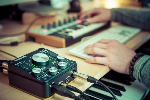 Vista 6 de Arturia - AudioFuse - Interfaz de audio compacta y versátil con software creativo para grabación, producción, podcasting, guitarra