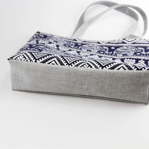 Vista 4 de TOPASION Bolsa de lona con inicial con bolsillo interior con cremallera, bolsa de hombro reutilizable, bolsa de playa, bolsa de compras para mujer