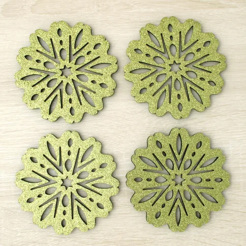 Vista 4 de Juego de 4 posavasos florales de fieltro con copos de nieve (dorado/verde reversible)
