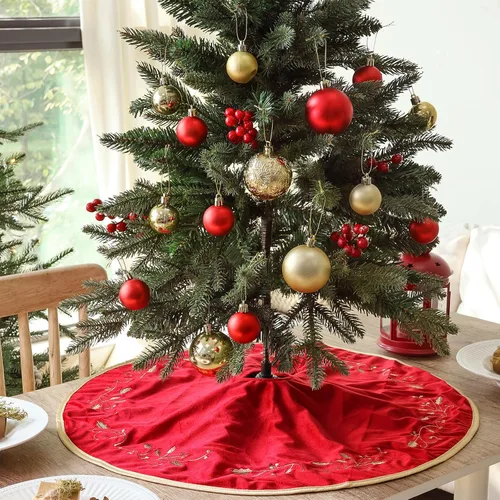 Vista 4 de Bunny Chorus Falda de árbol de Navidad, 24 pulgadas, faldas de piel de felpa de terciopelo rojo de lujo con hoja de acebo bordada dorada para árbol
