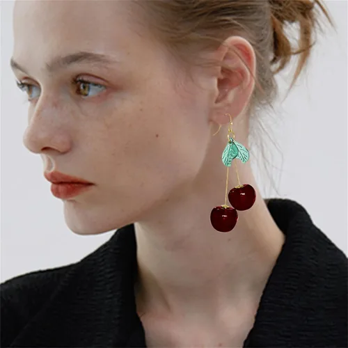 Vista 2 de Aretes colgantes de cereza para mujer, bonitos y realistas, ligeros, con frutas, hechos a mano, cereza roja con borla de hoja, aretes colgantes 3D