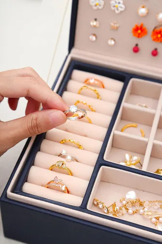Vista 7 de QBestry Organizador de aretes de tuerca para mujeres y niñas caja de joyería para aretes collar organizador de joyas caja de aretes para mujer
