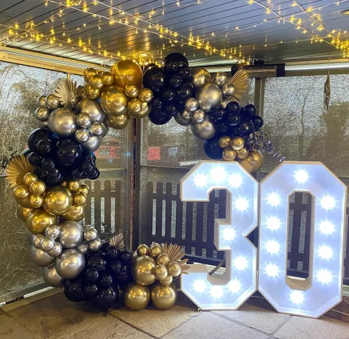 Vista 4 de Kit de guirnalda de arco de globos de Año Nuevo, suministros para fiesta de Año Nuevo 2025, globos negros, dorados y plateados, globos de confeti