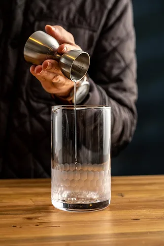 Vista 3 de The Hive - Vaso mezclador de cóctel - Jarra mezcladora de barra martillada de panal - Sin costuras y hecha a mano de cristal de cristal, 18.6 fl oz