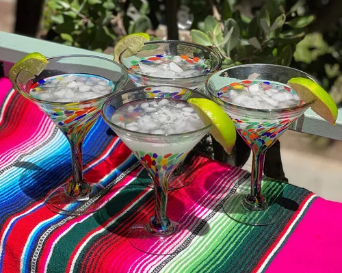 Vista 3 de Dos Sueños Juego de 4 vasos de Margarita modernos soplados a mano mexicanos - Confetti Carmen (12 onzas)