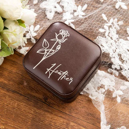Vista 5 de iDWYN Joyero de cuero personalizado con nombre y flor de nacimiento, estuche organizador de viaje personalizado, regalos de cumpleaños para mamá
