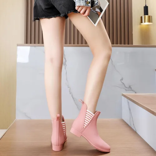 Vista 5 de Hsttgsr Botas de lluvia para mujer, cómodas botas de goma cortas antideslizantes, elegantes botines elásticos de tacón medio para jardín