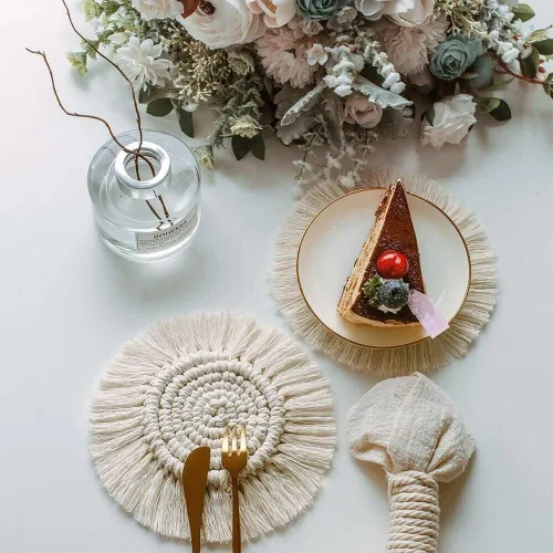 Vista 5 de Juego de 2 posavasos bohemios, elegantes posavasos de algodón tejido, hechos a mano, absorbentes de macramé, para mesa de café, decoración del hogar