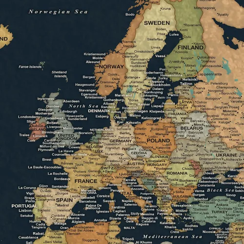 Vista 8 de HolyCowCanvas Mapa del mundo personalizado sobre lienzo en tonos clásicos de tierra sobre fondo azul marino, tablero enmarcado de mapa del mundo