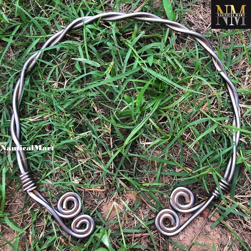 Vista 8 de NauticalMart Collar medieval de hierro tradicional celta torque torque, torque forjado a mano, torc nórdico medieval, cuello auténtico y anillo