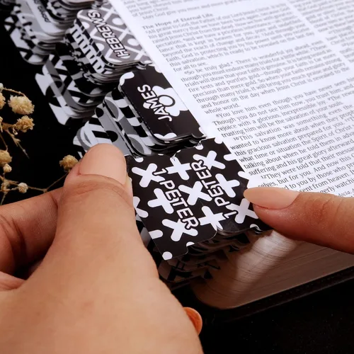 Vista 6 de Divisores de Biblia laminados con impresión grande para la Biblia Antiguo y Nuevo Testamento en blanco y negro