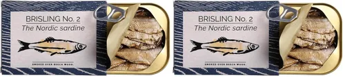 Vista 2 de Fangst Brisling No. 2 Sardina nórdica estañada ahumada sobre madera de haya 1 lata de 3.53 oz