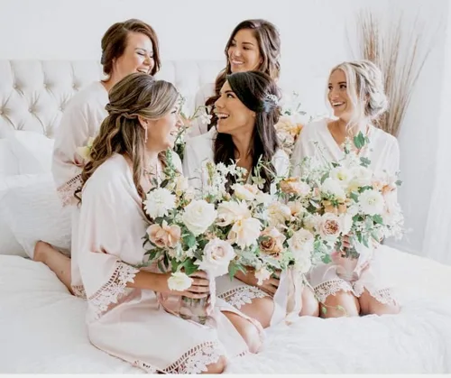Vista 3 de Personalized Bridesmaid Robes Lace Bridal Robe Customized Gift Floral Design Satin Kimono Robe Wedding Party Getting Ready Short Robe Bachelorette