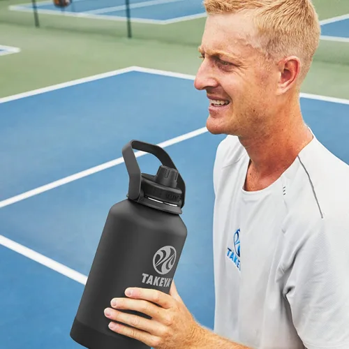 Vista 5 de Takeya Pickleball - Botella de agua aislada de acero inoxidable con tapa de popote y asa de transporte, 64 onzas, Ace Black Ace Negro