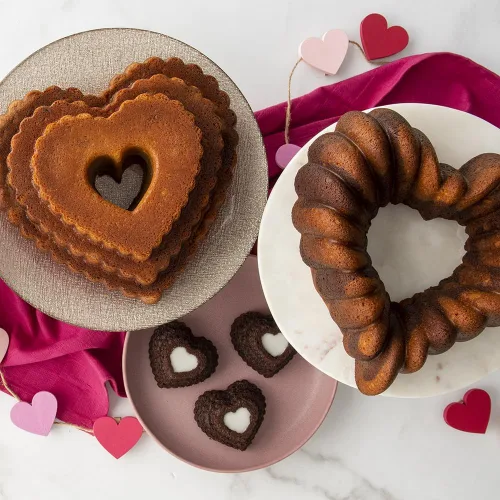 Vista 2 de Nordic Ware Elegant Heart Bundt, 10 tazas, caramelo