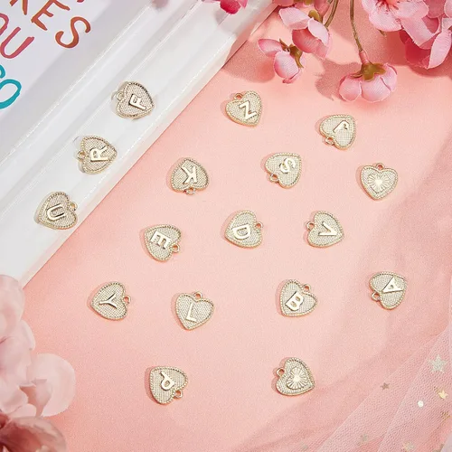 Vista 4 de SUNNYCLUE 1 caja de 26 dijes chapados en oro real de 18 quilates con letras de corazón a granel del alfabeto para pulseras, collares, dijes de copa