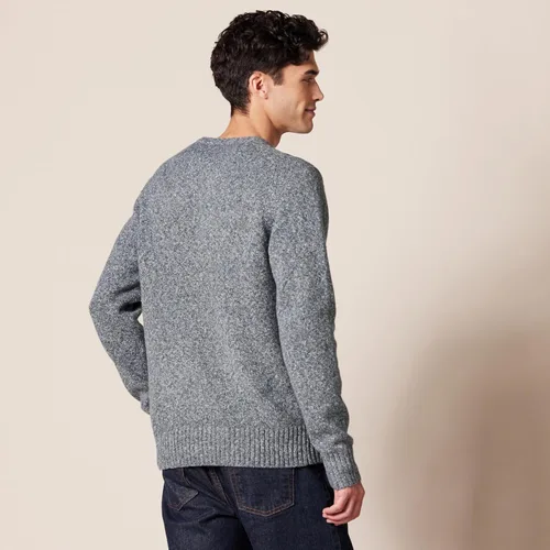 Vista 3 de Tienda Essentials Suéter de manga larga con cuello en V suave para hombre