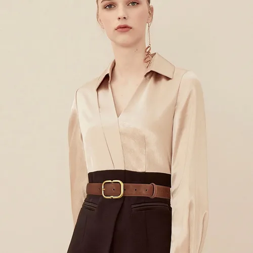 Vista 347 de Cinturón de cuero clásico con hebilla de metal para mujer con vestido de jeans