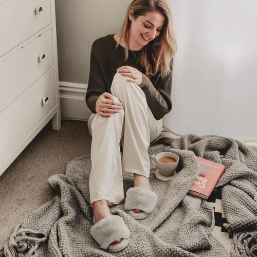 Vista 2 de LongBay Pantuflas de espuma viscoelástica de piel sintética para mujer, cómodas y planas, con puntera abierta, cómodas sandalias de casa