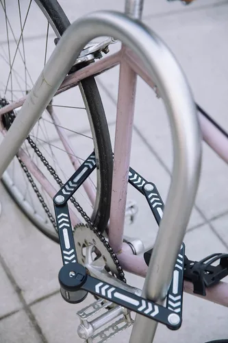 Vista 4 de Kryptonite Kryptolok 685 - Candado plegable para bicicleta, compacto, ligero, de alta seguridad, antirrobo, plegable, con 2 llaves y soporte