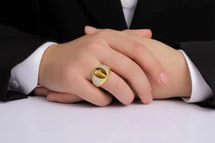 Vista 2 de Rylos Anillo de pepita para hombre en plata chapada en oro amarillo con piedras preciosas y diamantes en tallas 8-13., Oro amarillo, piedras