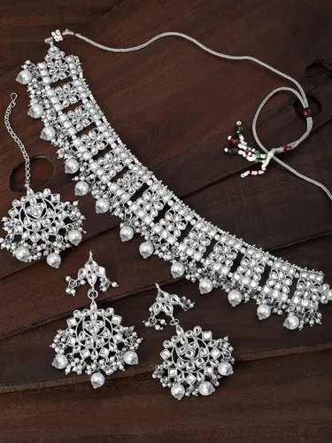 Vista 3 de Aheli Elegant Indian Faux Kundan Studded Choker Necklace with Maang Tikka Earrings Set Ethnic Wedding Festive Wear Fashion Jewelry for Women, Girls