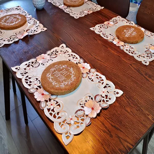 Vista 5 de LeLehome Juego de 4 manteles individuales bordados con flores, manteles individuales oblongos beige rosa, decoración para hogar, cocina, comedor