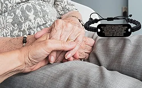 Vista 4 de Pulsera de identificación de demencia grabado láser oscuro personalizada hecha a mano color negro mate para hombres y mujeres Acero inoxidable Ónix