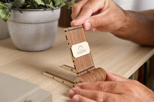 Vista 6 de UGEARS Soporte plegable ajustable para teléfono, compatible con teléfonos inteligentes y tabletas, soporte móvil de madera hecho a mano, perfecto
