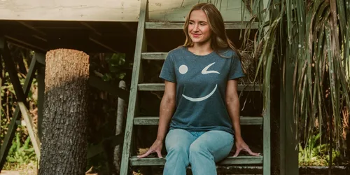 Vista 2 de Camiseta divertida con diseño de cara sonriente con texto en inglés «Happy Wink»