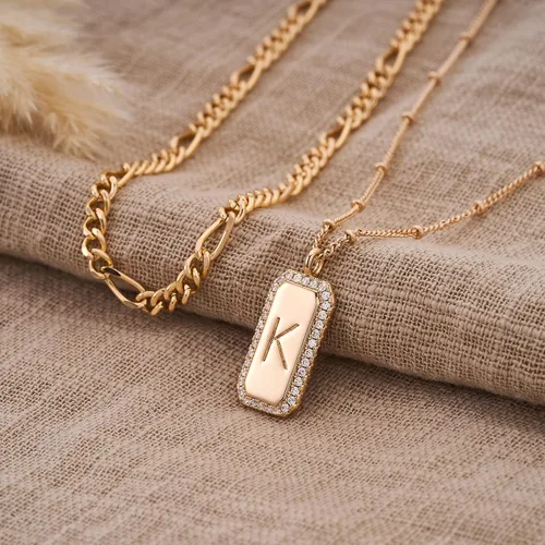 Vista 5 de Collar con inicial de oro para mujer, chapado en oro de 14 quilates, gargantilla de cadena Figaro en capas, collar con colgante rectangular