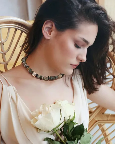 Vista 3 de PERNNLA PEARL Collar con cuentas de cristal de malaquita para mujer, lindo colgante de margarita dorada, gargantilla para niña, joyería bohemia