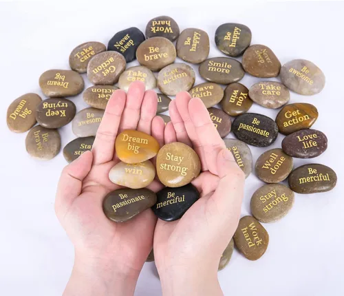Vista 3 de 52 piedras inspiradoras grabadas con palabras inspiradoras de oración, frases, piedras de aliento para familiares y amigos.