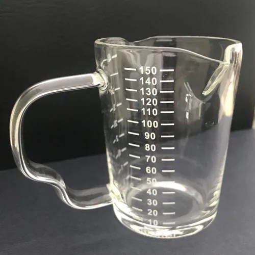 Vista 2 de Taza medidora de vidrio de 4 1/2 onzas con doble boquilla para café expreso, vaso graduado con mango aislado, jarra triple de escala transparente