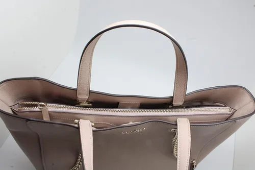 Vista 3 de Kate Spae New York Infinite - Bolsa grande con triple compartimento, color beige cálido, Negro