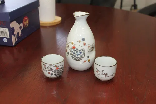 Vista 6 de Juego de sake tradicional japonés de porcelana ~ Juego de 4 tazas 1 decantador de sake japonés/inauguración de la casa/regalo/regalo